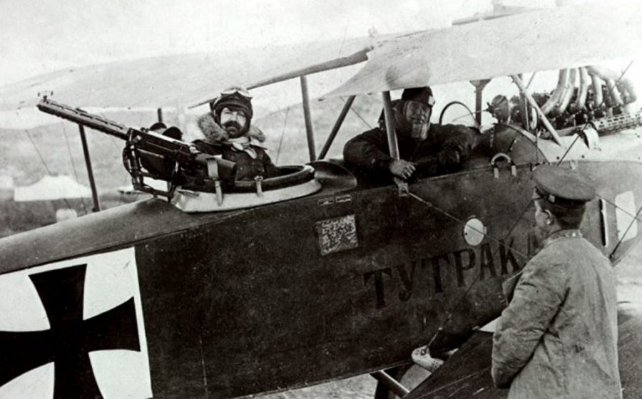 Полковник Златаров като наблюдател преди боен полет с биплан Albatros C.III, 1918 г.