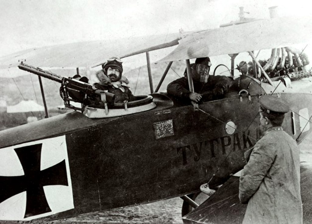 Полковник Златаров като наблюдател преди боен полет с биплан Albatros C.III, 1918 г.